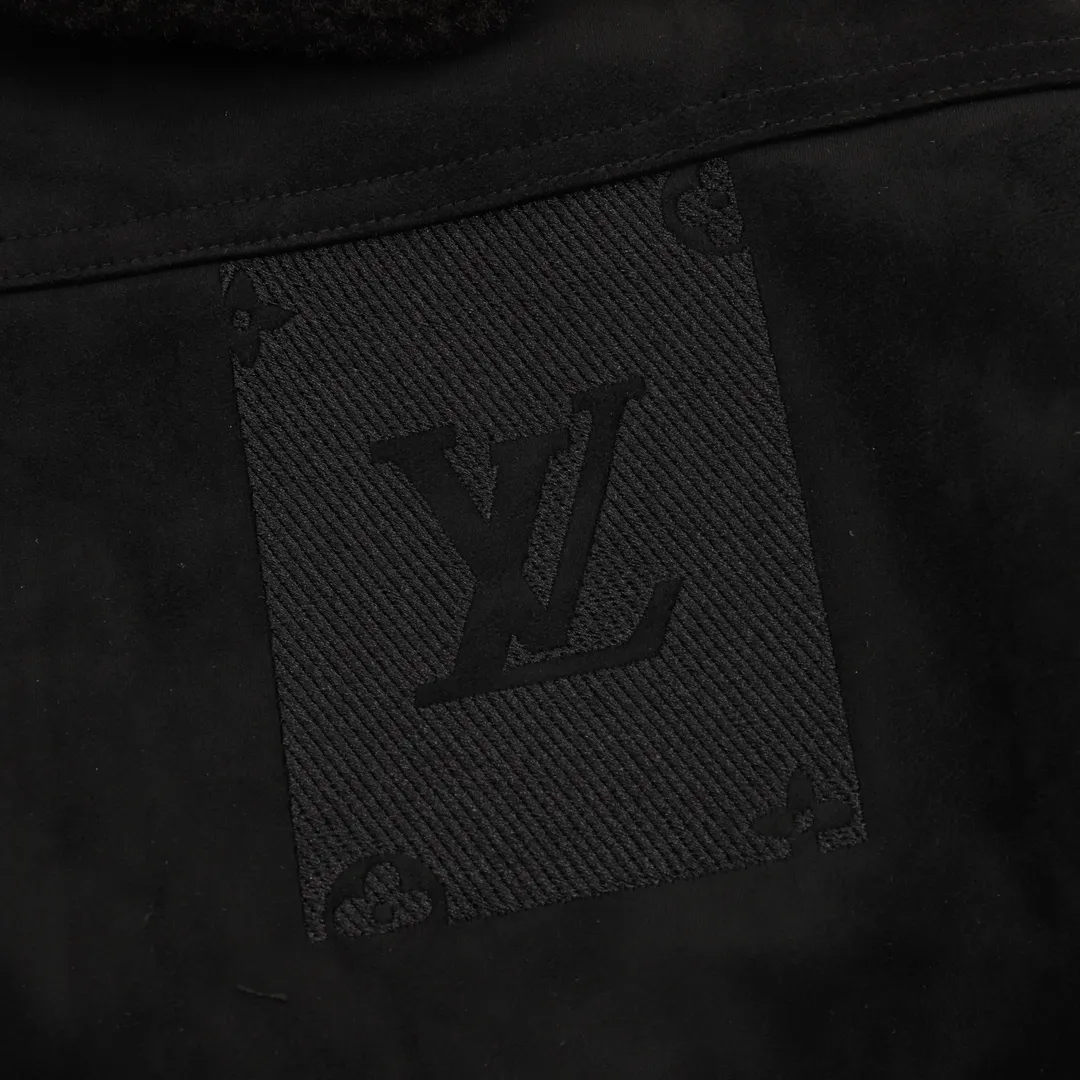🅿️570 Louis Vuitton/Louis Vuitton embossed embossed fur collar denim jacket Originally purchased for 26,800, the fabric is made of 7*7 count combed siro spinning and thickened 480g twill denim fabric. There are hidden engraved button closures under the front placket. Monogram element pockets are integrated into the front panel into the leisurely workwear silhouette. Jacquard details are aligned and embossed. The pattern is clear, and two sets of aluminum molds are made for the two embossing areas. A set of molds is made for each code according to the size of the embossing on the two sides of the front panel. After high-temperature pressing, each pattern is manually filled with silicone to prevent dents. The washing process uses a combination of multiple processes such as heavy fermentation, washing and frying, spraying maliu, etc. Classic denim lapel design, straight hem design, all accessories and zipper hardware are all customized in matching bronze and distressed colors, the lining is customized with patches, and the fur collar is a detachable high-quality sheep collar to achieve perfect consistency. Size: XS-L